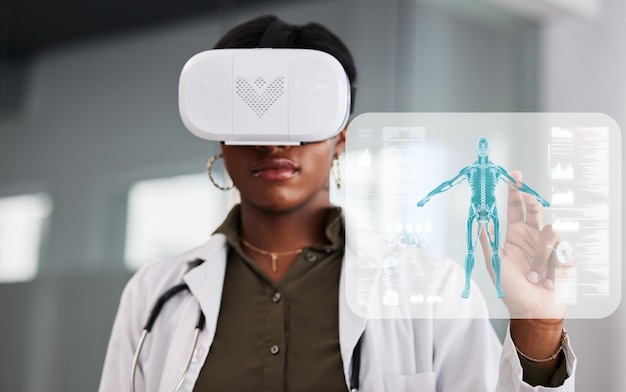 Foto mulher médica e óculos de realidade virtual para anatomia humana holográfica e clique para análise na clínica ux holográfico médico africano e visão ar com análise de dados de imprensa ou modelo 3d no metaverso