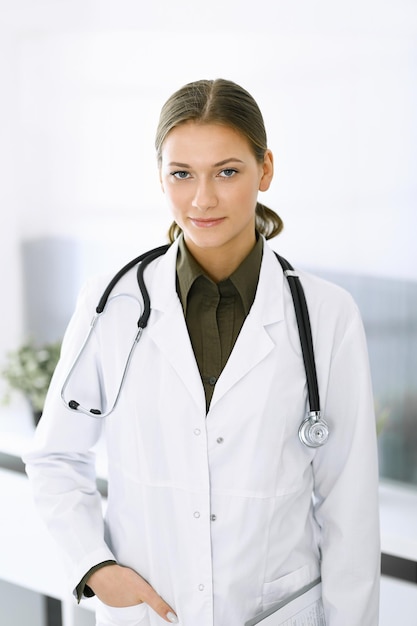 Mulher médica em pé e olhando para a câmera Serviço médico perfeito na clínica Medicina e saúde