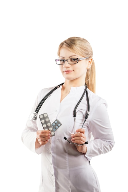 Mulher médica mostrando pílula Jovem profissional médica em fundo branco