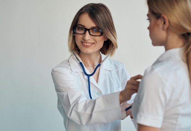 Mulher médica profissional com óculos estetoscópio saúde do paciente