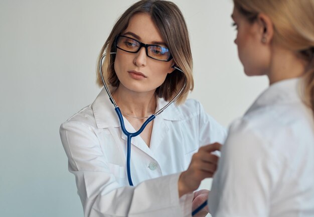 Mulher médica profissional com óculos estetoscópio saúde do paciente