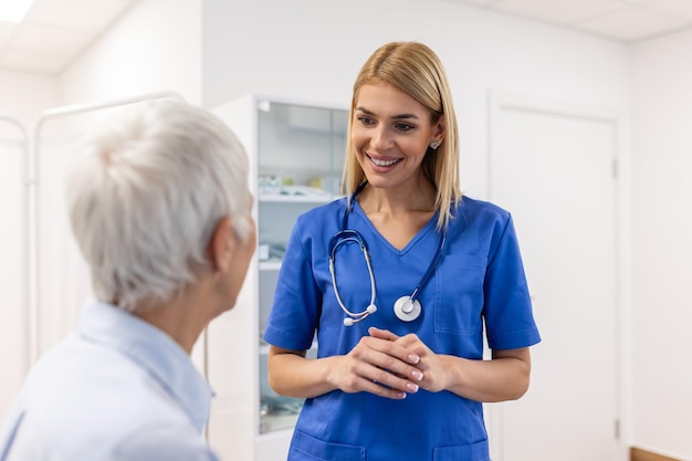 Mulher médica sênior e paciente idosa com tablet de boas notícias e resultados para conselhos de saúde e relatório Happy medic clipboard com tecnologia de sorriso ou apoio no hospital