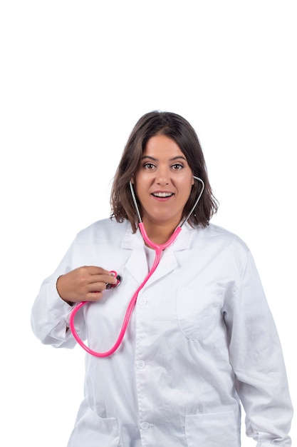 mulher médico com estetoscópio rosa sobre um fundo branco.