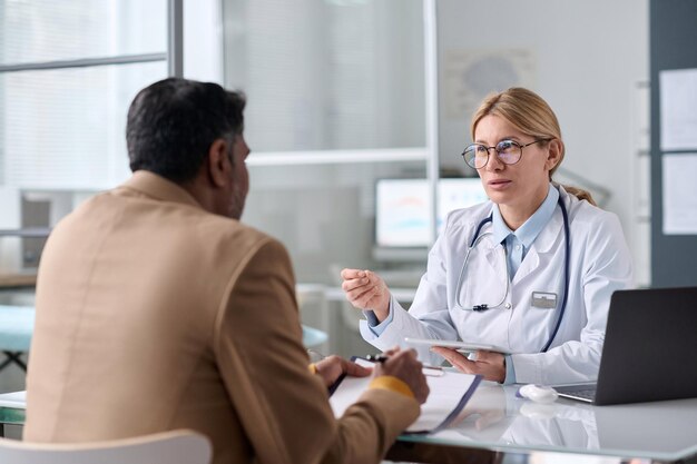 Mulher médico consultor homem