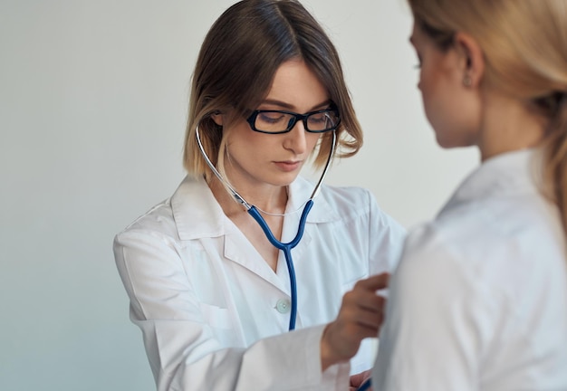 Mulher médico profissional com óculos estetoscópio saúde do paciente foto de alta qualidade