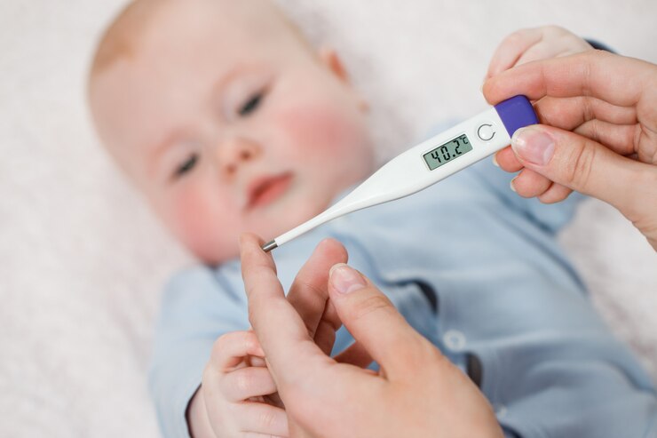 Mulher, medindo, temperatura, de, pequeno, menino doente
