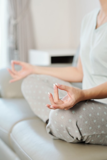 Mulher meditando em casa