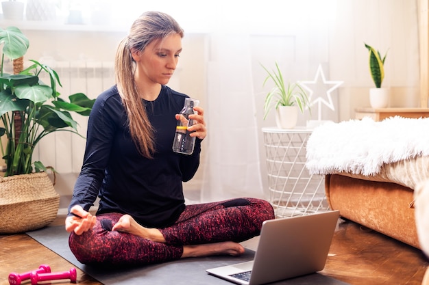 Mulher meditando em posição de lótus