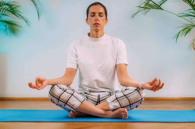 Mulher meditando monitorando HRV no relógio inteligente