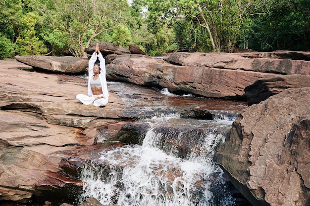 Mulher meditando na natureza