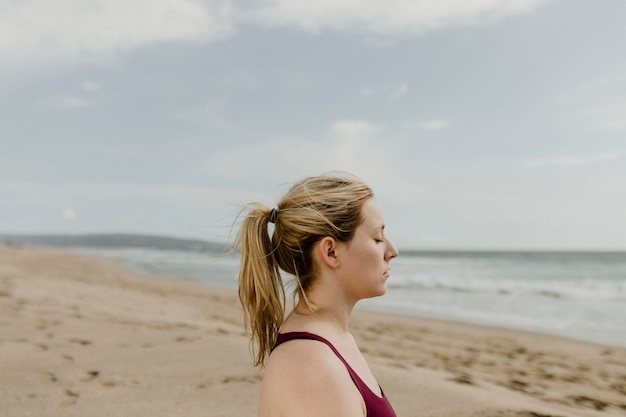 Mulher meditando na praia