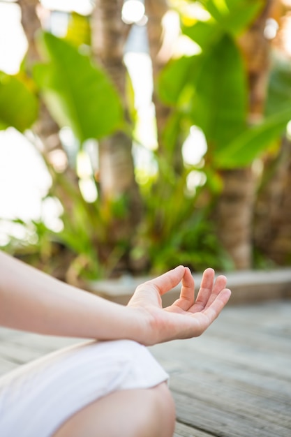 Mulher meditando