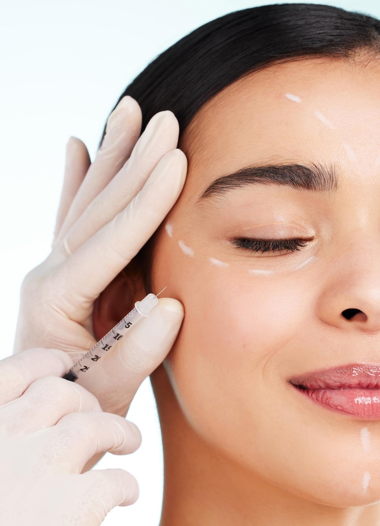 Foto mulher meio rosto e agulha para cirurgia em estúdio com marcas para cosméticos médicos em fundo branco beleza pessoa feminina olhos fechados e sorrir com cosméticos facelift e preenchimento para beleza