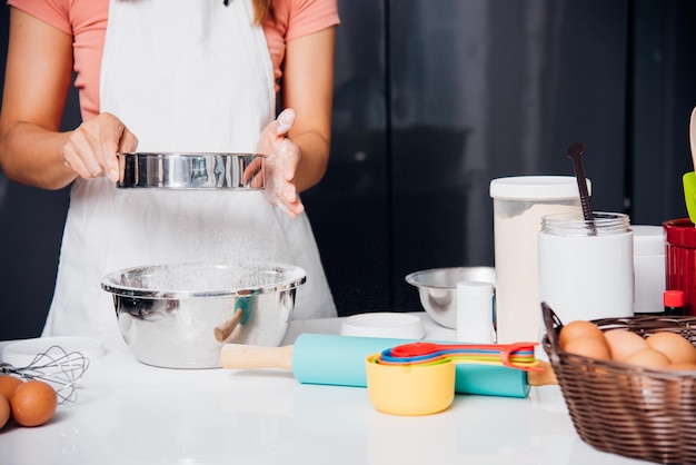 Mulher menina na cozinha cozinhando massa de pão de padaria