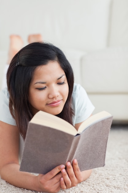 Mulher, mentindo, chão, leitura, livro