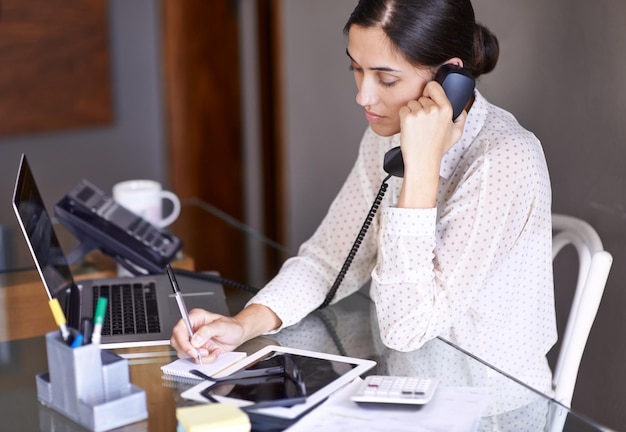 Mulher mesa e laptop com bloco de notas telefônico e escrita para chamada com comunicação e trabalho Secretária espaço de trabalho e notas para planejamento de horário e solução para pequenas empresas ou startups