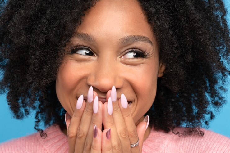 Foto mulher mestiça fofa positiva sorrindo