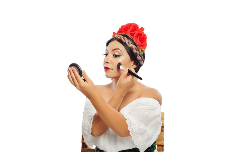 Foto mulher mexicana composta com cores da bandeira mexicana usando vestido branco.