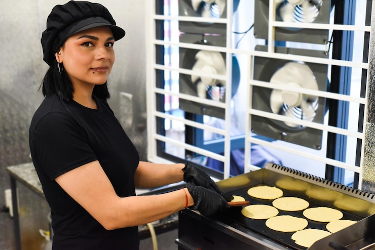 Foto mulher mexicana fazendo tacos na cozinha de um café mexicano