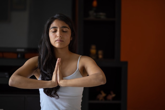 Mulher mexicana meditando em casa