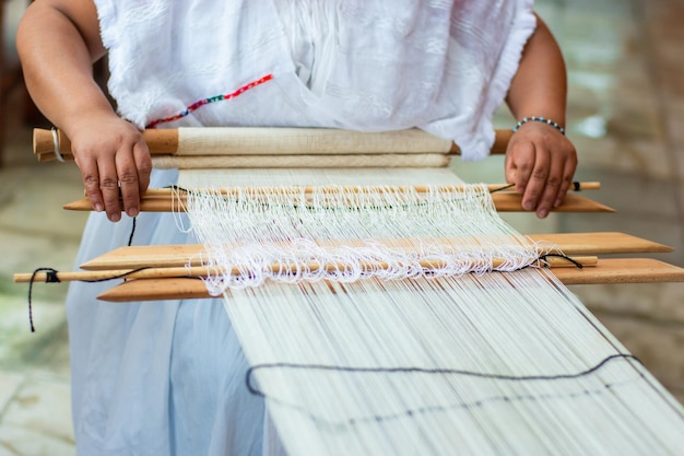 Mulher mexicana tecendo tecido em um tear tradicional