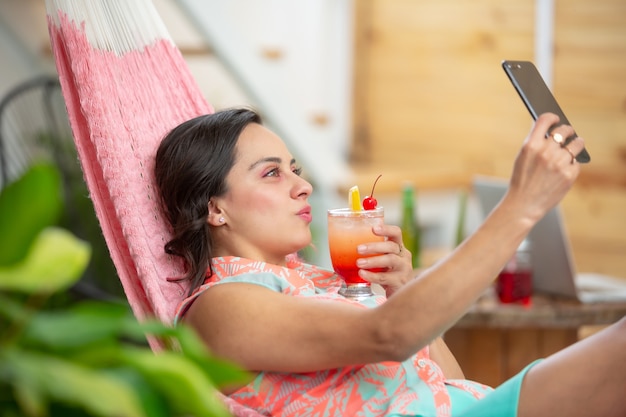 Mulher mexicana tirando selfie na rede nas férias de verão