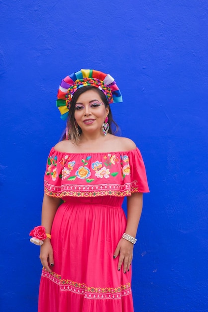 Foto mulher mexicana usando vestido bordado e bandana de boneca lele retrato ao ar livre