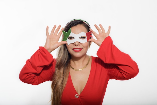 Mulher mexicana usando vestido vermelho e máscara com as cores da bandeira mexicana. Fundo branco.