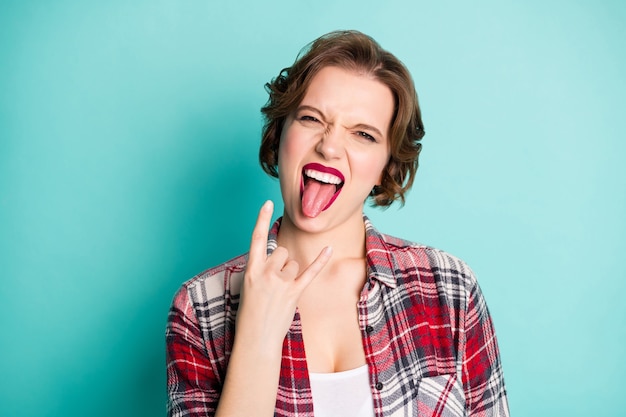 Mulher milenar moderna e elegante usando roupa casual