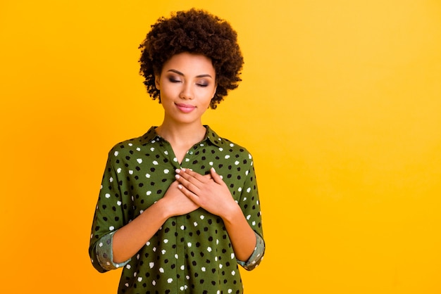 Foto mulher milenar moderna e elegante usando roupa casual