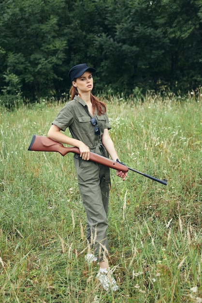 Mulher militar Arma na mão caçando estilo de vida folhas verdes