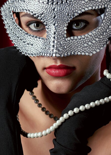 Mulher misteriosa com máscara de carnaval