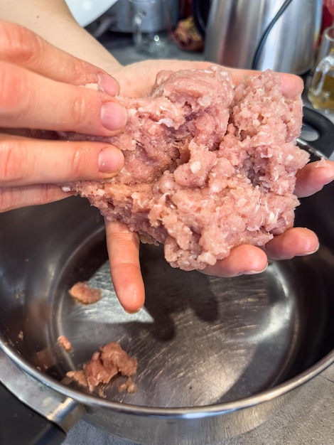 Mulher misturando carne picada em uma tigela em close-up da cozinha