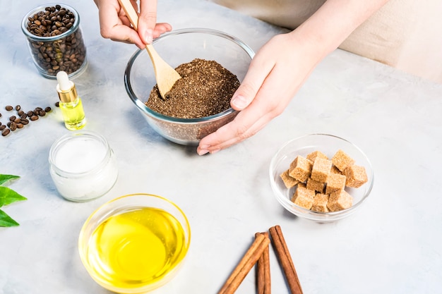 Mulher misturando ingredientes preparando café esfoliante ou máscara para tratamento de pele