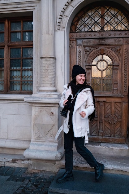 Mulher moderna com roupa de inverno caminhando pela rua