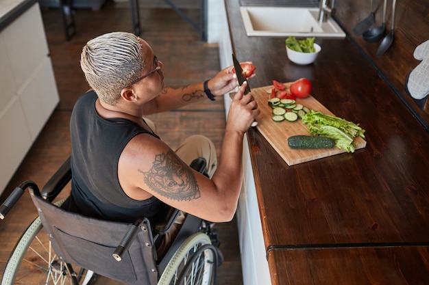 Mulher moderna cozinhando cadeira de rodas
