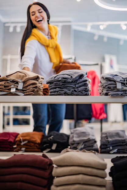 Mulher moderna escolhendo roupas em uma loja da moda com desconto em um passatempo de lazer