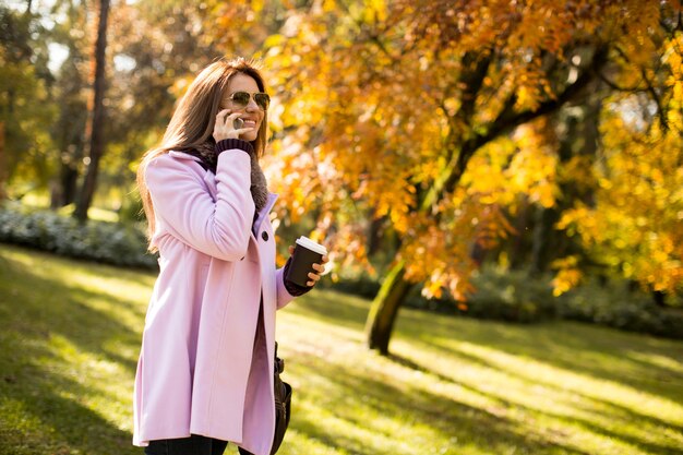 Mulher moderna no parque do outono