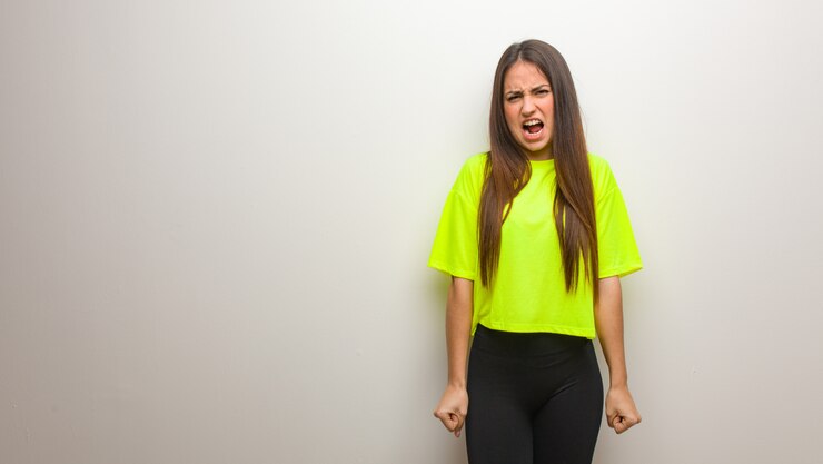 Foto mulher moderna nova gritando muito irritado e agressivo