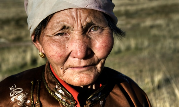 Mulher mongol em trajes tradicionais.