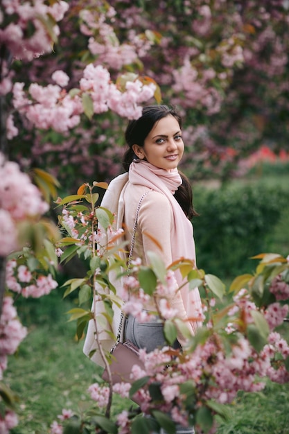 Mulher morena aproveitando o dia de primavera no parque