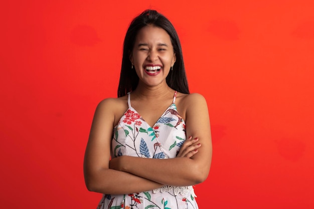 Mulher morena brasileira em vestido estampado de flores em estúdio