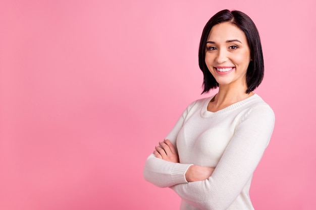 mulher morena com blusa branca isolada em rosa