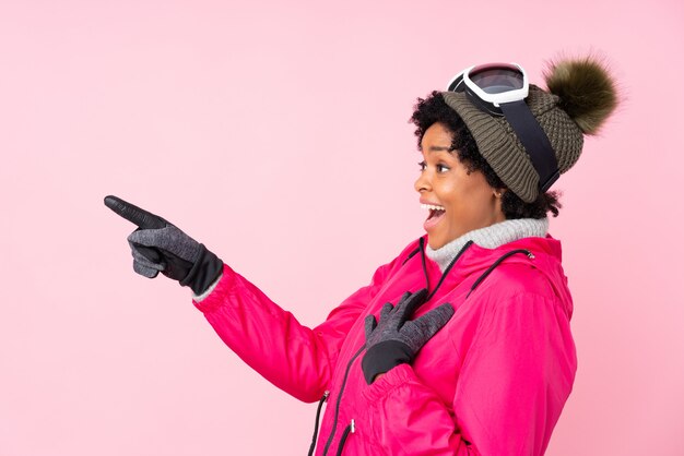 mulher morena com óculos de snowboard