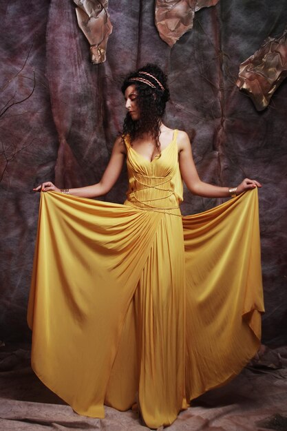 Mulher morena com vestido amarelo