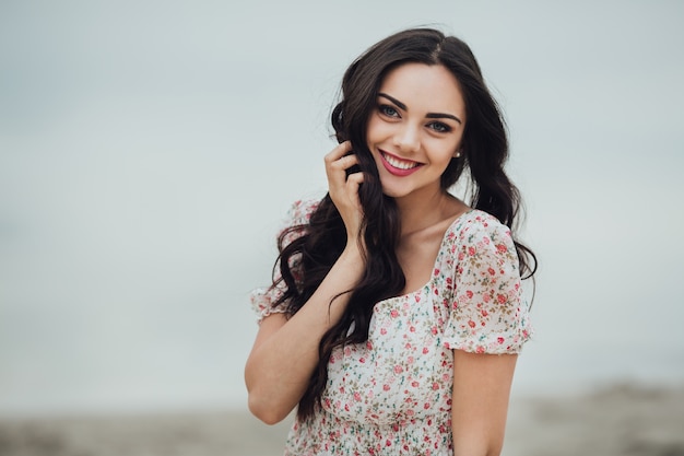 Mulher morena com vestido floral