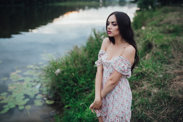 Mulher morena com vestido floral