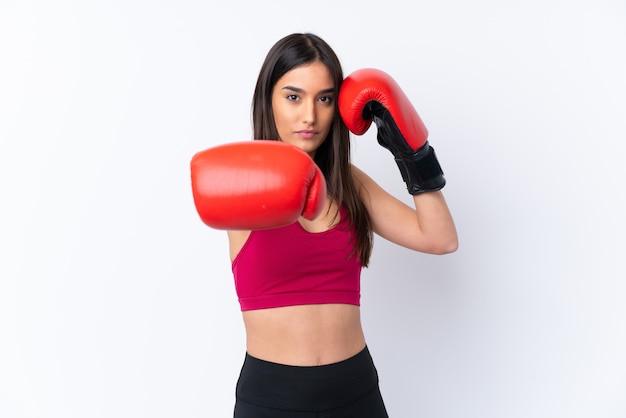 Mulher morena esporte jovem sobre branco com luvas de boxe