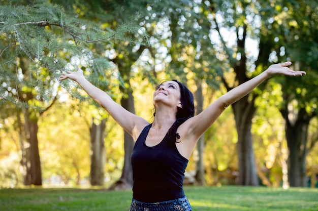 Foto mulher morena feliz em um parque