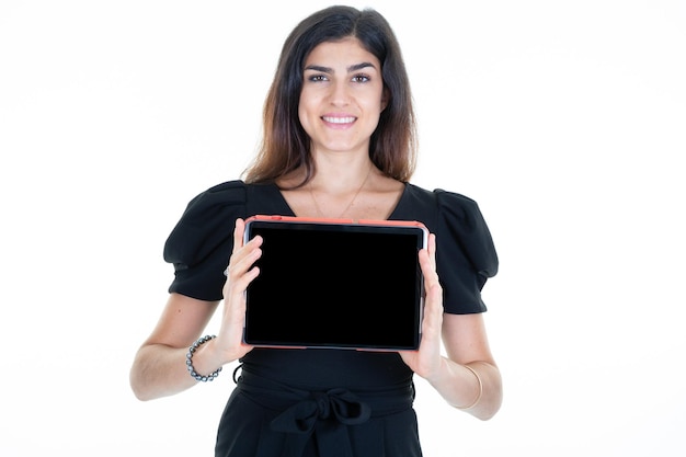 Mulher morena segurando a tela de maquete em branco preta vazia do computador tablet